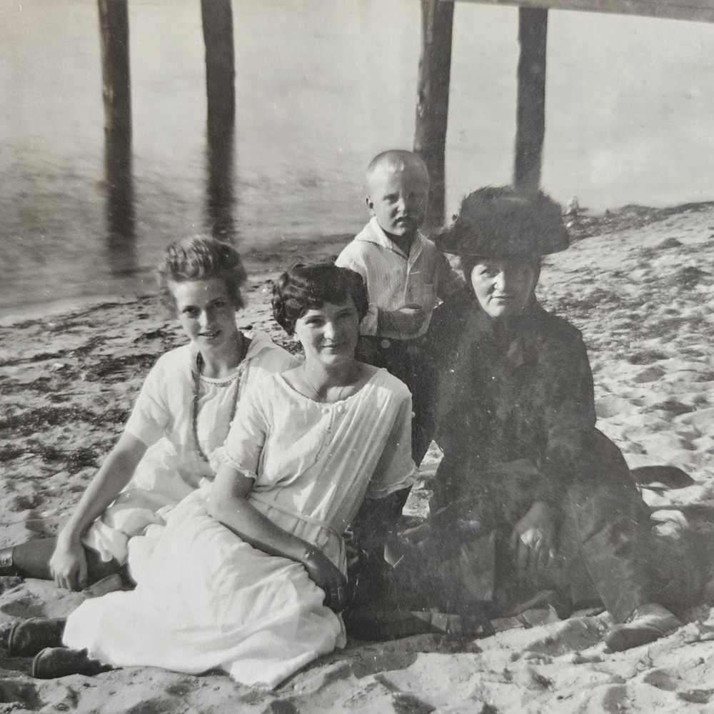 Early 1900s Family‎ Portrait Beach Vacation Vintage Photo Postcard